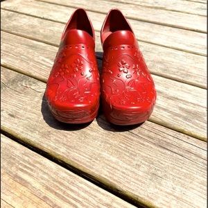 Dansko size 38 (7.5) slip resistant red clogs